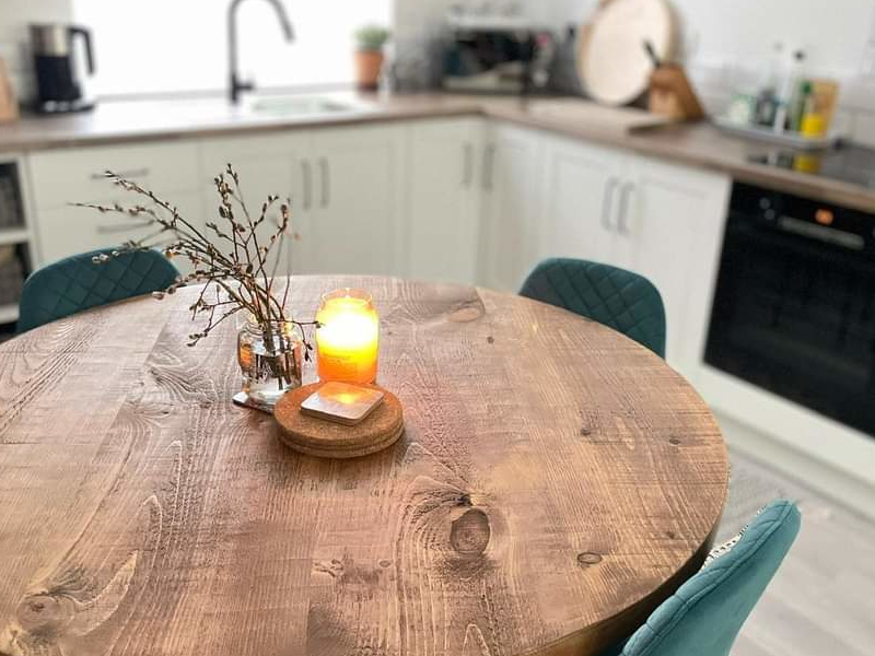 Laajennettavan pyöreän pöydän käytännölliset käyttötarkoitukset pienissä tiloissa